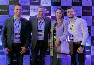 Cuatro integrantes de COHNECTI durante un evento corporativo